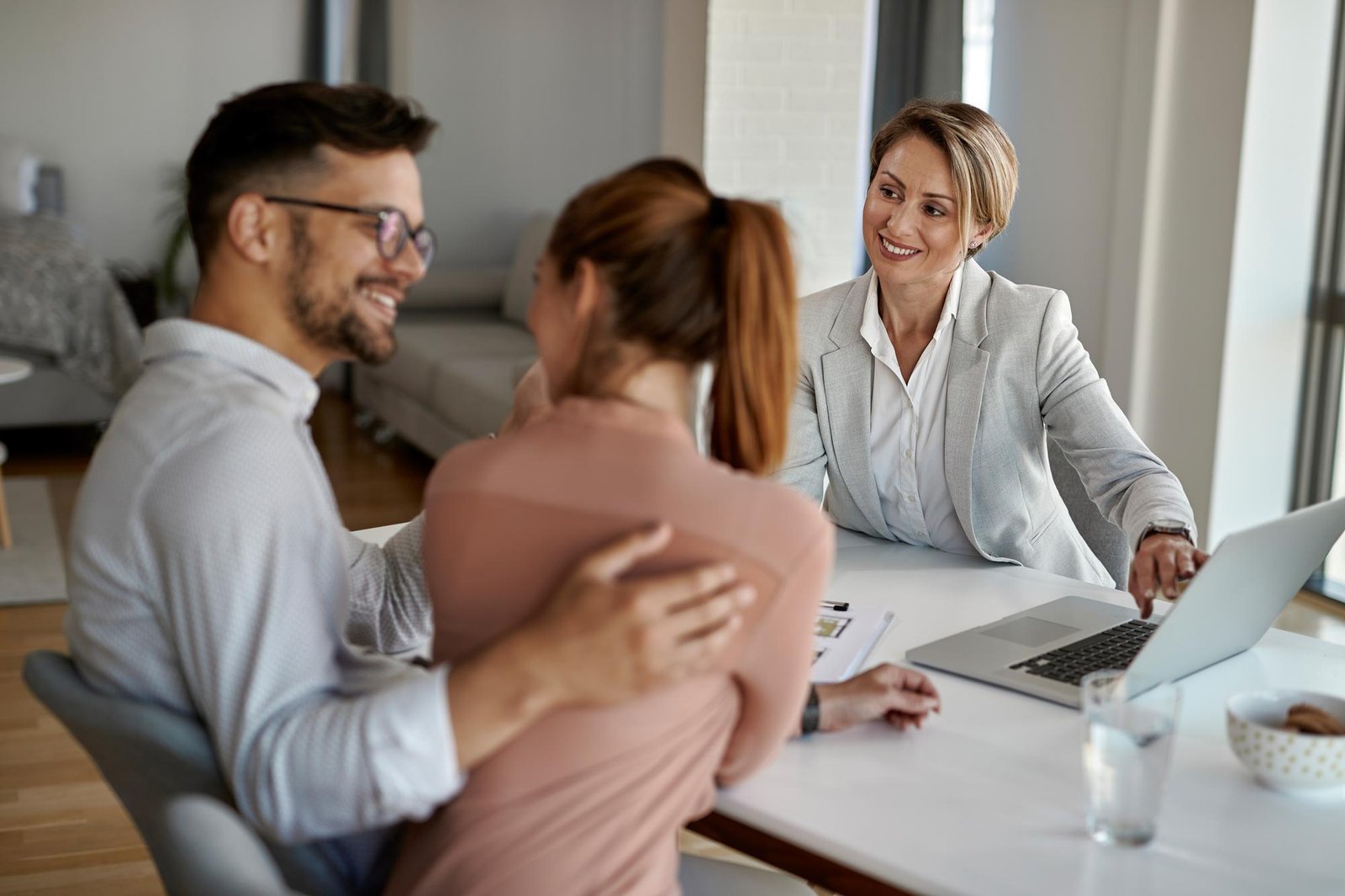 Professionelle Versicherungsberatung im modernen Büro